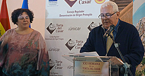 Isidro Fernández, recogiendo el premio de la D.O. Torta del Casar. Foto: Cedida