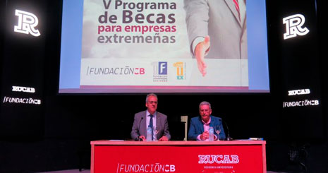 El rector de la Universidad de Extremadura y el presidente de Fundación CB presentan el programa de becas