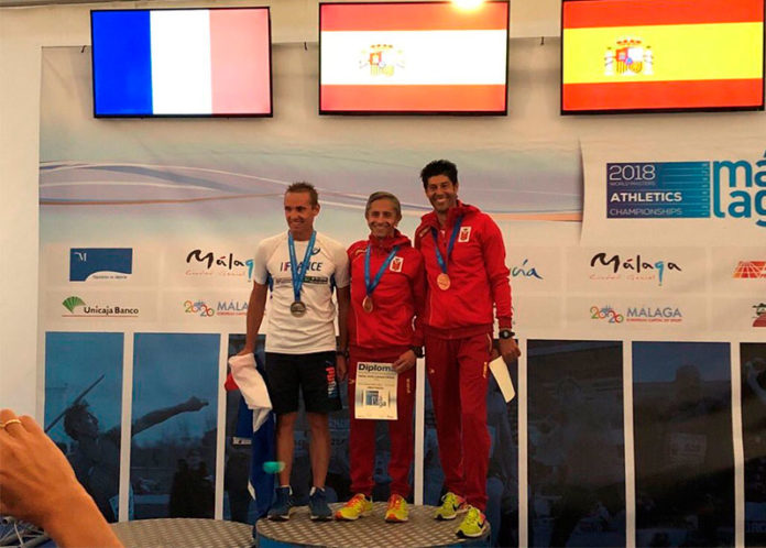 Leo Toro en el podio de los 10 km marcha del Mundial Veterano de Atletismo