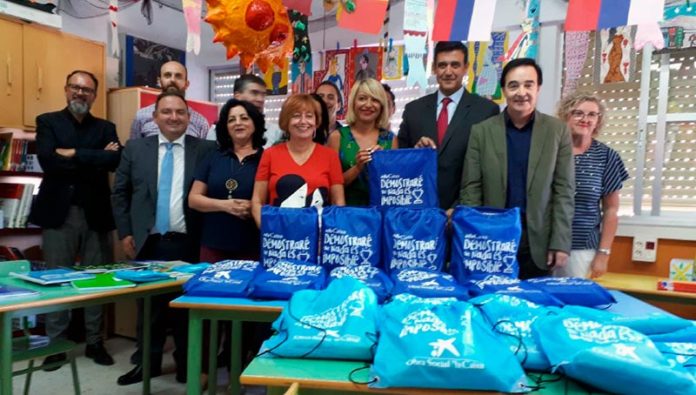 Lotes escolares de CaixaBank para familias vulnerables de Badajoz
