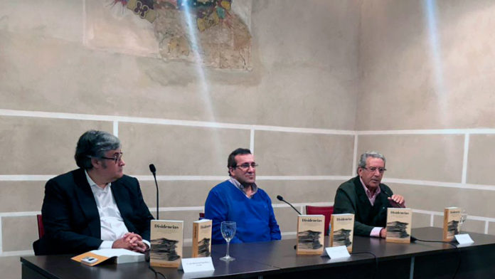 Juan Manuel Cardoso presenta su libro 'Disidencias' en las antiguas Casas Consistoriales de Badajoz