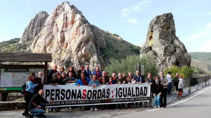 La Asociación de Personas Sordas de Cáceres ha llevado a cabo una visita para la comunidad sorda y sordociega por Monfragüe