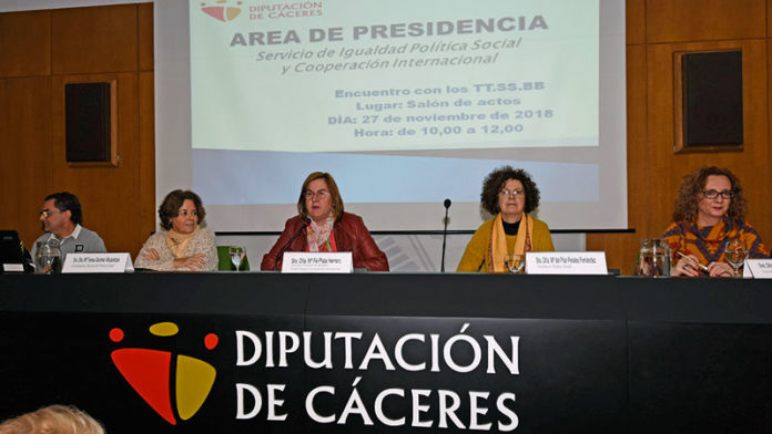 La Diputación de Cáceres estudia ampliar el servicio de teleasistencia a personas de cualquier edad en situación vulnerable