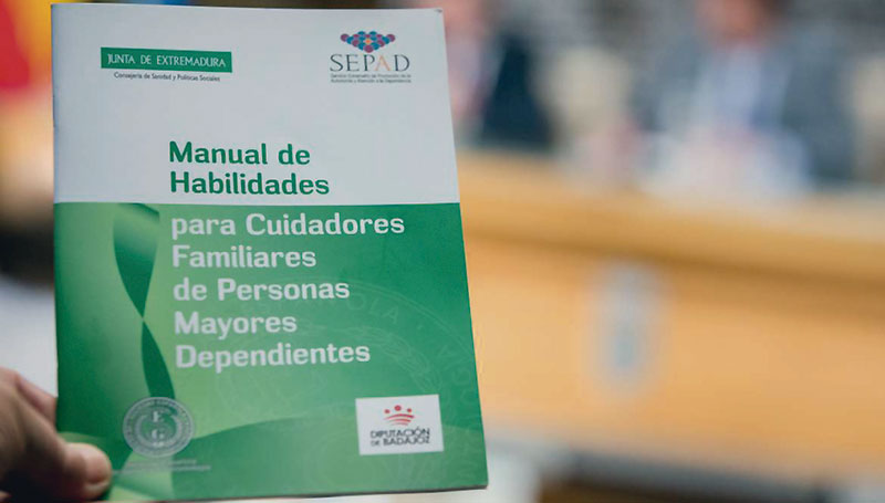 La Junta de Extremadura y la Diputación de Badajoz editan una guía para cuidadores familiares de personas mayores dependientes. Grada 129. Sepad