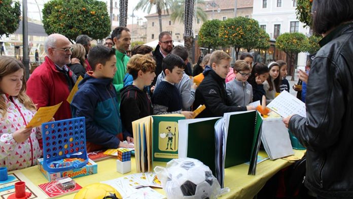La ONCE muestra material tiflotécnico y de baja visión en la Plaza de España de Mérida