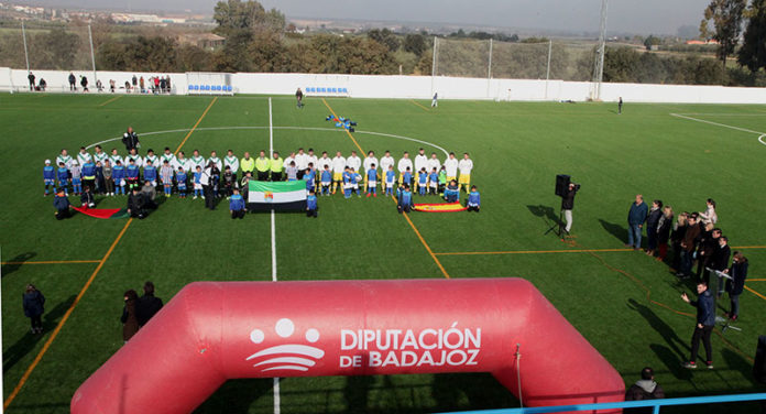 La Albuera inaugura el césped artificial de su campo de fútbol 'Los Badenes'