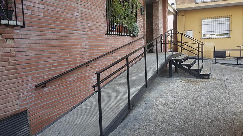 Accesibilidad universal en edificios de viviendas. Superando obstáculos. Grada 130. Primera fila