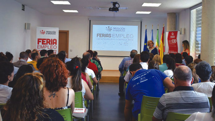Casi 2.000 personas han participado en las Ferias de Empleo, Emprendimiento y Empresa 2018. Grada 130. Diputación de Badajoz