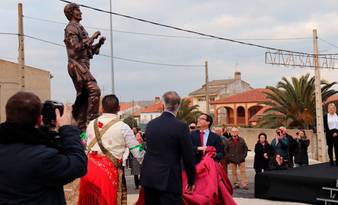 Los Danzantes de Peloche cuentan con una estatua que reconoce este baile tricentenario en honor de San Antón Abad