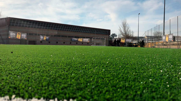 El complejo deportivo ‘La Paz’ de Mérida cuenta con una nueva pista externa con moqueta de césped El complejo deportivo 'La Paz' de Mérida cuenta con una nueva pista externa con moqueta de césped