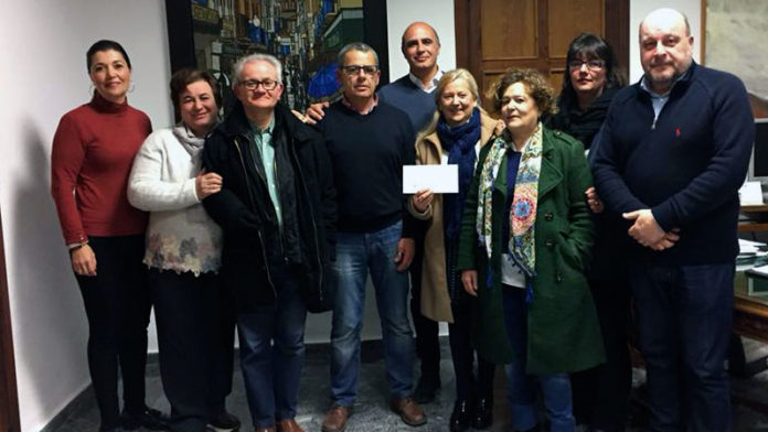 La Cofradía de la Esperancita de Zafra entrega los 1.800 euros recaudados en el IV Roscón solidario