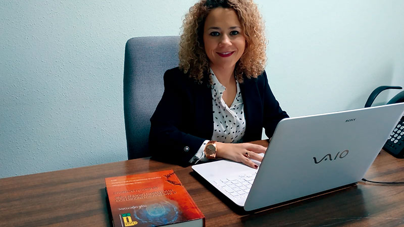 Leticia Gándara realiza su tesis doctoral sobre lenguas inventadas para la literatura y el cine. Grada 131. Universidad de Extremadura