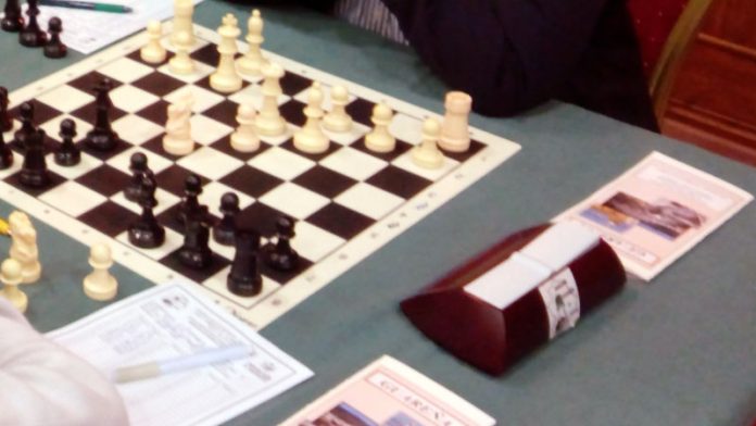 Profesores de la Universidad de Extremadura dan una charla sobre ajedrez y marketing en el centro penitenciario de Badajoz