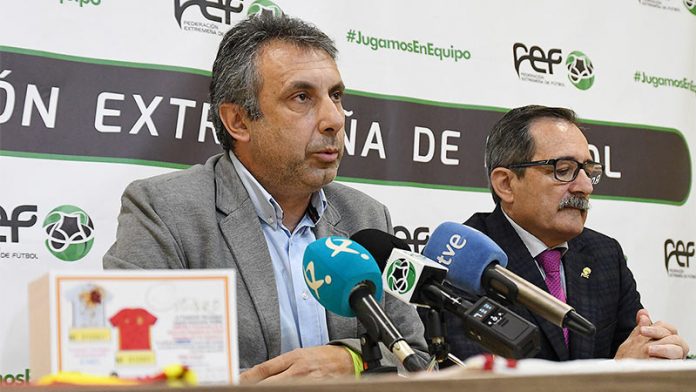 La Federación Extremeña de Fútbol y la Fundación Ícaro impulsan la oncología infantil