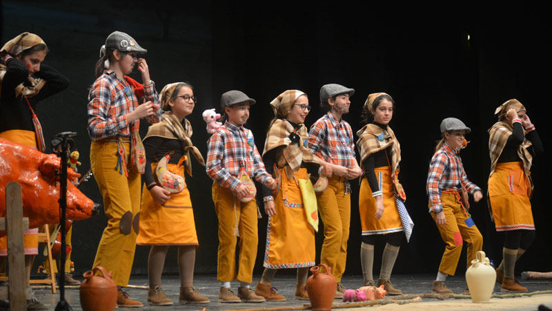 Los más pequeños arrasan en el concurso de murgas infantiles del Carnaval de Badajoz