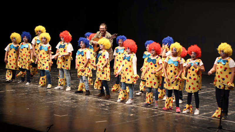 Los más pequeños arrasan en el concurso de murgas infantiles del Carnaval de Badajoz