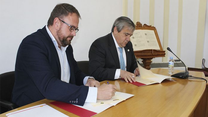 El Ayuntamiento de Mérida y la Universidad de Extremadura firman un acuerdo para el uso de instalaciones deportivas