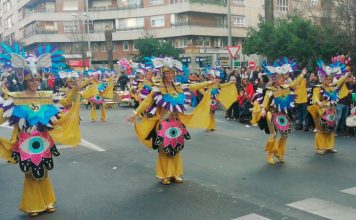 El desfile infantil del carnaval llena de color las calles de Badajoz