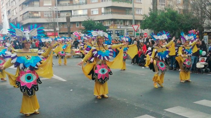El desfile infantil del carnaval llena de color las calles de Badajoz