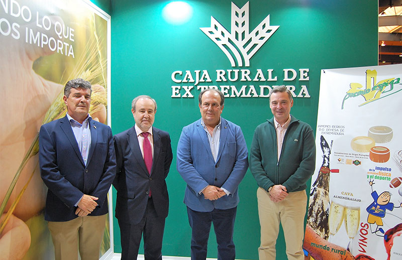 Caja Rural de Extremadura refuerza su apoyo al sector agroalimentario con su presencia en FIAL