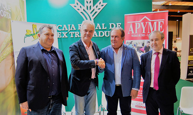 Caja Rural de Extremadura refuerza su apoyo al sector agroalimentario con su presencia en FIAL