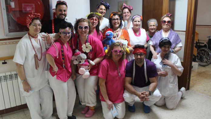 La residencia de mayores San Martín de Porres de Miajadas se une a la celebración del Día de la diversión en el trabajo