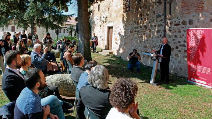 Archivología; presentado el catálogo de ‘Cáceres Abierto’. Grada 133. Arte