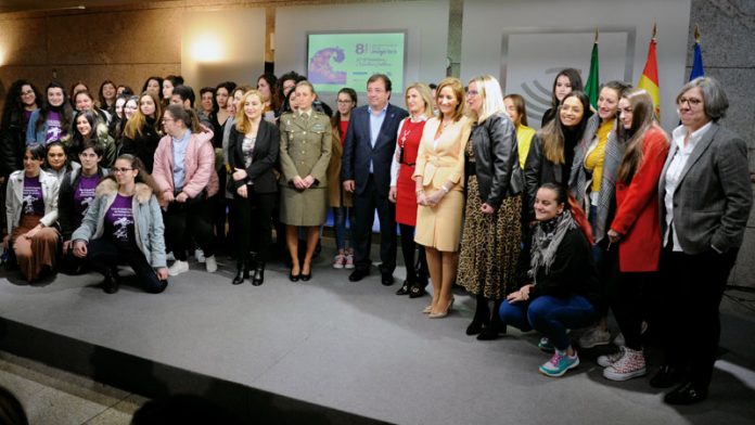 Acto institucional de conmemoración del Día internacional de la mujer. Grada 133. Asamblea de Extremadura