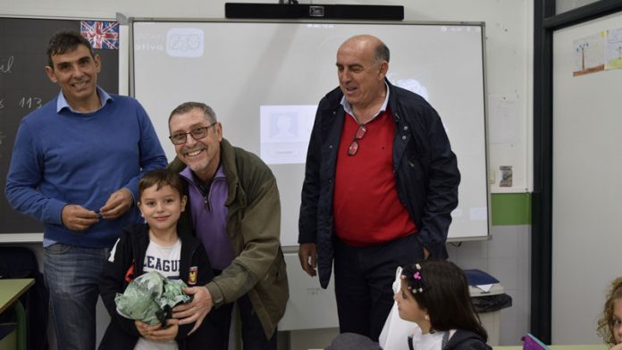 Alumnos del colegio Enrique Segura Covarsí de Badajoz colaboran en la campaña 'Gigantes contra el hambre'