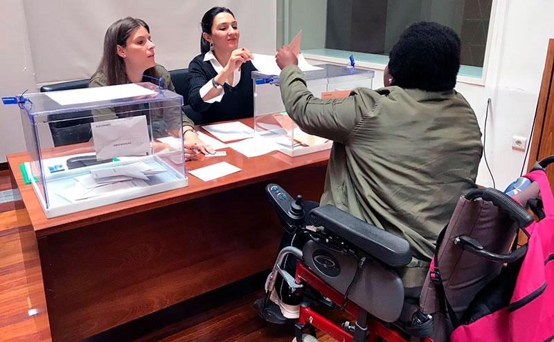 La Delegación del Gobierno organiza un ensayo electoral con personas con discapacidad intelectual