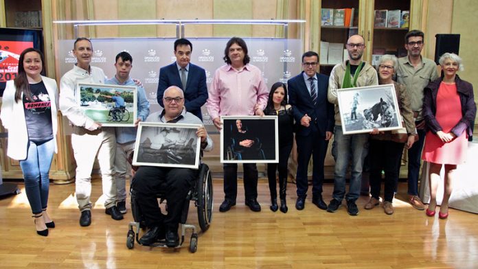 La Diputación de Badajoz y Apamex entregan los premios del concurso fotográfico 'Sin barreras'