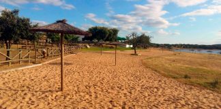 La playa de Cheles consigue la Bandera Azul