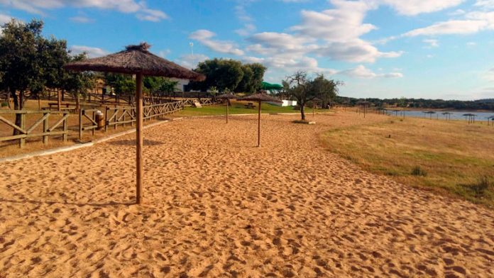 La playa de Cheles consigue la Bandera Azul