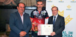 Kini Carrasco recoge el premio Espiga 'Gracias' a la actividad física y el deporte de Caja Rural de Extremadura