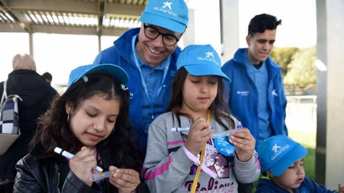 Los voluntarios de La Caixa en Extremadura celebran una jornada lúdica con 70 menores en situación de vulnerabilidad