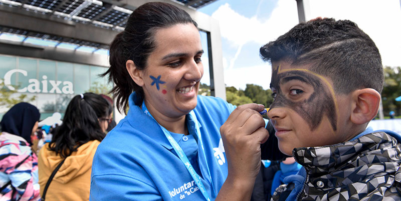Los voluntarios de La Caixa en Extremadura celebran una jornada lúdica con 70 menores en situación de vulnerabilidad