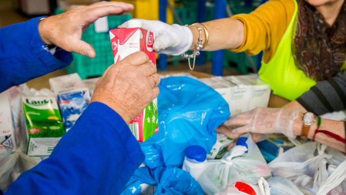 La Caixa y el Banco de Alimentos de Cáceres comienzan una campaña de recogida de leche para combatir la pobreza alimentaria