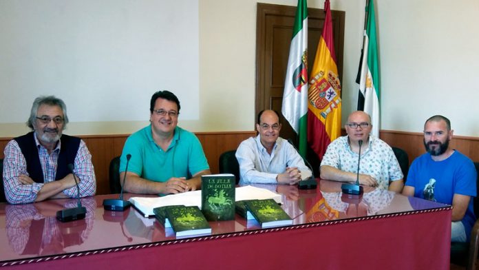 José Antonio Ramos, Marcelino Moreno y Tino Escribano editan el libro 'La villa de Botija'