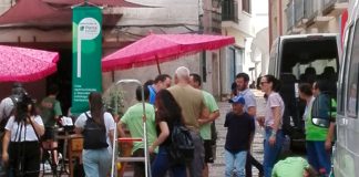 La Asociación Cívica, la asociación de vecinos del Casco antiguo y Plena inclusión Olivenza colaboran en el embellecimiento de Badajoz