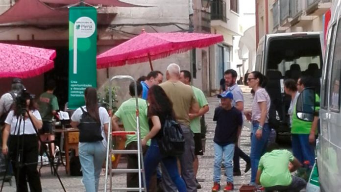 La Asociación Cívica, la asociación de vecinos del Casco antiguo y Plena inclusión Olivenza colaboran en el embellecimiento de Badajoz