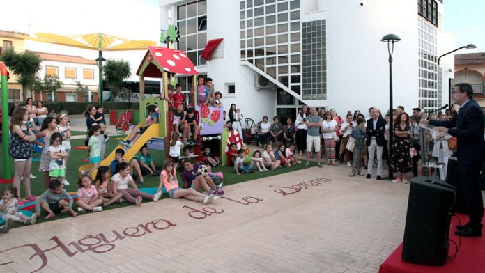 Higuera de la Serena remodela un parque infantil que ahora incluye zona de columpios y juegos