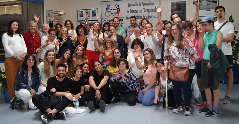 Maritune ofrece un concierto acústico contra la violencia de género en la sede de Cocemfe Badajoz