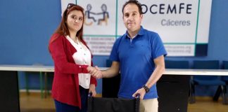 La Red de estudiantes Erasmus de la Universidad de Extremadura dona una silla de ruedas a Cocemfe Cáceres