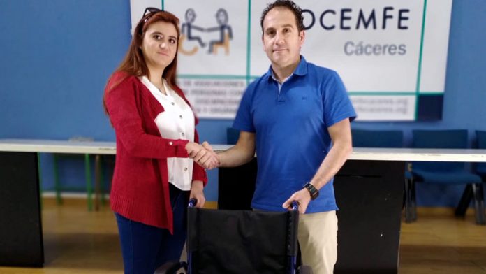 La Red de estudiantes Erasmus de la Universidad de Extremadura dona una silla de ruedas a Cocemfe Cáceres