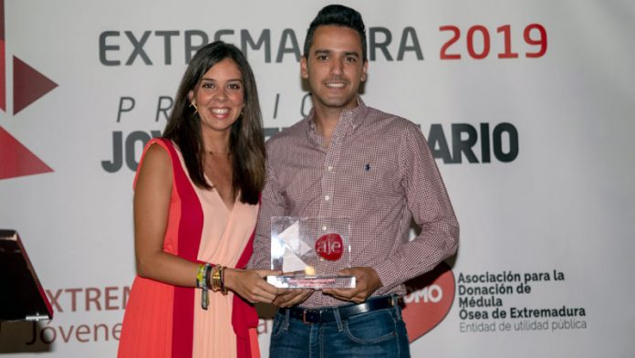 Ismael Villalobos de Matías recibe el Premio Joven Empresario 2019 de AJE Extremadura