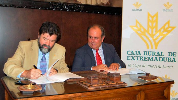 Caja Rural de Extremadura y la Confederación Regional Empresarial Extremeña firman un convenio de colaboración