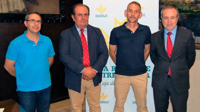 Caja Rural de Extremadura renueva su convenio de colaboración con el Club Maratón Badajoz