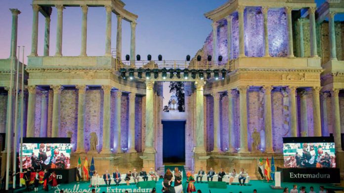 La juventud y la infancia protagonizan la entrega de las Medallas de Extremadura. Grada 137. Qué pasó