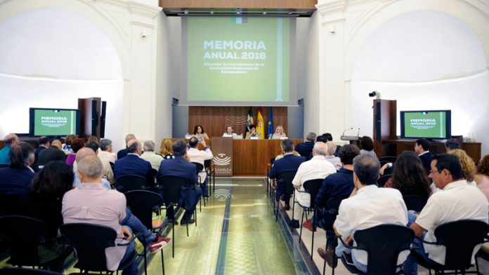 El Consejo Económico y Social presenta su Memoria Socioeconómica de 2018. Grada 137. Asamblea de Extremadura