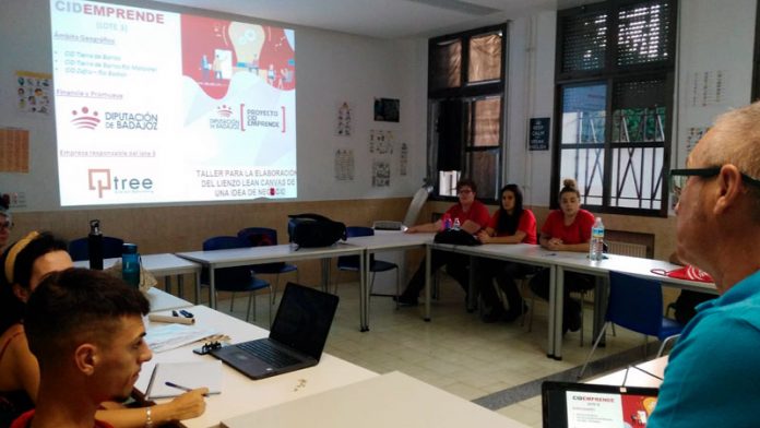 El proyecto CID Emprende pone en marcha en Villafranca de los Barros un taller sobre fruticultura